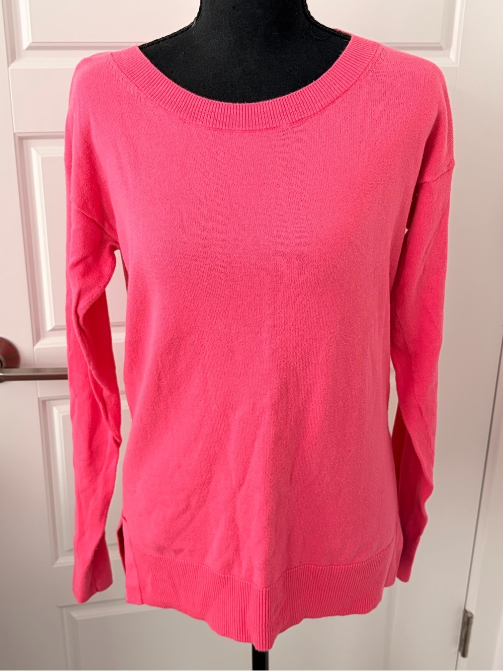 GAP Women's Scoop Neck Sweater in Bright Pink